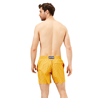 Uomo Classico ultraleggero Stampato - Men Swimwear Ultra-light and packable Micro Ronde des Tortues, Curry backworn Uomo Classico ultraleggero Stampato - Men Swimwear Ultra-light and packable Micro Ronde des Tortues, Curry backworn