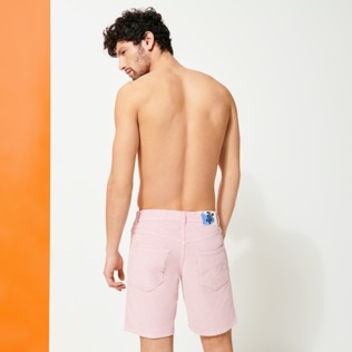 Bermudashorts aus Cord im 5-Taschen-Design für Herren Pastel pink Rückansicht getragen