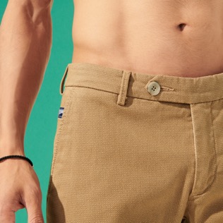 Imagen de Hombre Autros Gráfico - Pantalón chino con microestampado para hombre, Nuts detalles vista 1 Imagen de Hombre Autros Gráfico - Pantalón chino con microestampado para hombre, Nuts detalles vista 1