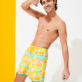 Bild von Herren Klassische Bedruckt - 1990 Striped Palms Badeshorts für Herren, Weiss Vorderseite getragene Ansicht Bild von Herren Klassische Bedruckt - 1990 Striped Palms Badeshorts für Herren, Weiss Vorderseite getragene Ansicht
