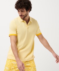 Hombre Autros Liso - Men Cotton Pique Polo Shirt Solid, Popcorn vista frontal desgastada