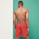 男款 Long classic 印制 - 男士 Micro Ronde des Tortues 长款泳裤, Peppers 背面穿戴视图