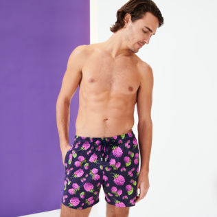 Bild von Herren Klassische Strech Bedruckt - 2004 Raspberries Stretch-Badeshorts für Herren, Saphir Vorderseite getragene Ansicht Bild von Herren Klassische Strech Bedruckt - 2004 Raspberries Stretch-Badeshorts für Herren, Saphir Vorderseite getragene Ansicht