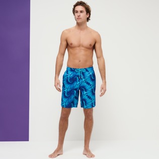 Hombre Short Clásico Estampado - Bañador largo ultraligero y plegable con estampado Nautilius Tie & Dye para hombre, Celeste detalles vista 4