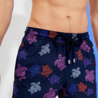 Photo de Homme CLASSIQUE Imprimé - Maillot de bain homme Ronde des Tortues Indies, Bleu marine vue de détail 2 Photo de Homme CLASSIQUE Imprimé - Maillot de bain homme Ronde des Tortues Indies, Bleu marine vue de détail 2