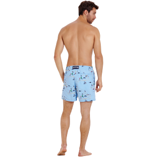 Hombre 017 Bordado - Bañador bordado con estampado Martha's Vineyard para hombre - Edición limitada, Cielo azul backworn Hombre 017 Bordado - Bañador bordado con estampado Martha's Vineyard para hombre - Edición limitada, Cielo azul backworn