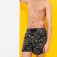 Herren Klassische Bestickt - Cherry Blossom Badeshorts mit Stickerei für Herren – Limited Edition, Schwarz Details Ansicht 2