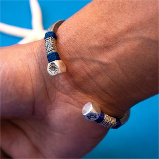 Andere Uni - Versilbertes Jonc Armband für Herren – Vilebrequin x Gas Bijoux, Marineblau Vorderseite getragene Ansicht