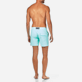 Herren Flat belts Uni - Kurze und figurbetonte Einfarbige Stretch-Badehose für Herren, Lagune Rückansicht getragen