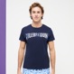 Camiseta de algodón con estampado Batik Fishes para hombre Azul marino vista frontal desgastada
