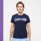 T-shirt homme en coton Batik Fishes Bleu marine vue portée de face T-shirt homme en coton Batik Fishes Bleu marine vue portée de face
