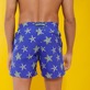 Herren Bestickte Bestickt - Starfish Dance Badeshorts mit Stickerei für Herren – Limitierte Serie, Purple blue Rückansicht getragen