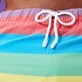 Herren Fitted Grafisch - 1974 Multicolore Stripes Vintage-Badeshorts für Herren, Multicolor Details Ansicht 1