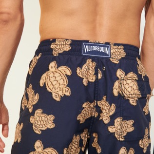 Bild von Herren Klassische lange Bedruckt - Lange Sand Turtles Badeshorts für Herren, Marineblau Details Ansicht 1 Bild von Herren Klassische lange Bedruckt - Lange Sand Turtles Badeshorts für Herren, Marineblau Details Ansicht 1