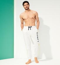 Uomo Altri Stampato - Pantaloni jogging uomo in cotone tinta unita, Off white vista frontale indossata