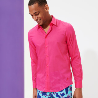 foto di Altri Unita - Camicia unisex in voile di cotone tinta unita, Shocking pink vista frontale indossata foto di Altri Unita - Camicia unisex in voile di cotone tinta unita, Shocking pink vista frontale indossata