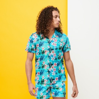 Hombre Autros Estampado - Camisa de bolos de lino y algodón con estampado Turtles Jungle para hombre, Lazulii blue vista frontal desgastada