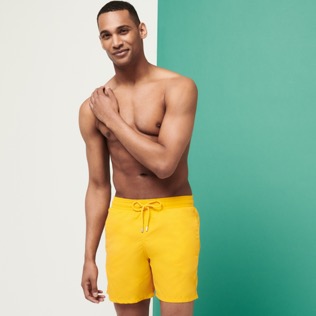 Herren Andere Uni - Solid Badeshorts für Herren, Yellow Vorderseite getragene Ansicht
