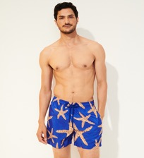 Uomo Classico ultraleggero Stampato - Costume da bagno uomo ultraleggero e ripiegabile Sand Starlettes, Blu mare vista frontale indossata