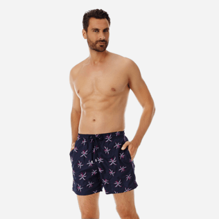 Herren 017 Bestickt - Ultraleichte und verstaubare Palm Beach Badehose mit Stickarbeiten für Herren – Limitierte Serie, Marineblau frontworn Herren 017 Bestickt - Ultraleichte und verstaubare Palm Beach Badehose mit Stickarbeiten für Herren – Limitierte Serie, Marineblau frontworn