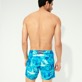 Herren Flat belts Bedruckt - Patchwork Shooting Badehose mit Stretch und flachem Bund für Herren, Aquamarin blau Rückansicht getragen