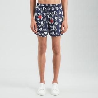 Imagen de Hombre Clásico Estampado - Bañador con estampado Palm Bear Hearts para hombre - Vilebrequin x Palm Angels, Azul marino vista frontal desgastada Imagen de Hombre Clásico Estampado - Bañador con estampado Palm Bear Hearts para hombre - Vilebrequin x Palm Angels, Azul marino vista frontal desgastada