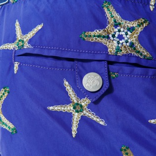 Herren Bestickte Bestickt - Starfish Dance Badeshorts mit Stickerei für Herren – Limitierte Serie, Purple blue Details Ansicht 2