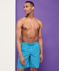 男款 Long classic 印制 - 男士 Micro Waves 长款泳裤, Lazulii blue 正面穿戴视图