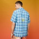 Uomo Altri Grafico - Camicia bowling uomo a quadri - Vilebrequin x The Beach Boys, Blu marine vista indossata posteriore