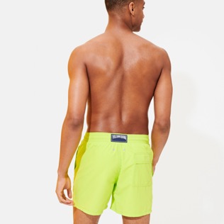 Photo de Homme AUTRES Uni - Maillot de bain homme uni, Citronnelle vue portée de dos Photo de Homme AUTRES Uni - Maillot de bain homme uni, Citronnelle vue portée de dos