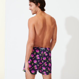 Bild von Herren Klassische Strech Bedruckt - 2004 Raspberries Stretch-Badeshorts für Herren, Saphir Rückansicht getragen Bild von Herren Klassische Strech Bedruckt - 2004 Raspberries Stretch-Badeshorts für Herren, Saphir Rückansicht getragen