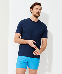 Einfarbiges T-Shirt aus Bio-Baumwolle für Herren Marineblau Vorderseite getragene Ansicht
