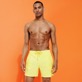 男款 Ultra-light classique 纯色 - 男士纯色超轻便携式泳裤, Mimosa 正面穿戴视图