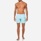 Uomo Cintura piatta Unita - Costume da bagno uomo elasticizzato corto e aderente tinta unita, Laguna vista frontale indossata