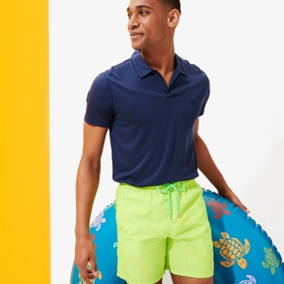 Bild von Herren Klassische Bedruckt - 2017 Tortues Hypnotiques Badeshorts für Herren, Lemongrass Details Ansicht 2 Bild von Herren Klassische Bedruckt - 2017 Tortues Hypnotiques Badeshorts für Herren, Lemongrass Details Ansicht 2
