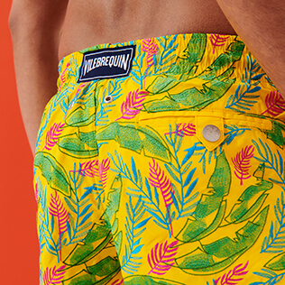 Herren Klassische Bestickt - Leaves in the Wind Badeshorts mit Stickarbeiten für Herren – Limited Edition, Safran supp1 Herren Klassische Bestickt - Leaves in the Wind Badeshorts mit Stickarbeiten für Herren – Limited Edition, Safran supp1
