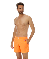 Herren Flat belts Uni - Solid Stretch-Badehose mit Gürtel für Herren, Muskatblüte Vorderseite getragene Ansicht