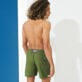 男款 Classic 纯色 - 男士纯色泳裤 - Vilebrequin x Highsnobiety, Bush 背面穿戴视图