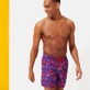 Imagen de Hombre Clásico Estampado - Bañador con estampado 2002 Fonds Marins para hombre, Ciruela vista frontal desgastada Imagen de Hombre Clásico Estampado - Bañador con estampado 2002 Fonds Marins para hombre, Ciruela vista frontal desgastada
