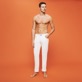 Uomo Altri Unita - Pantaloni uomo in velluto 5 tasche regular fit, Off white vista frontale indossata
