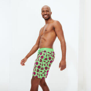 Uomo Classico lungo Stampato - Costume da bagno lungo ultraleggero e ripiegabile uomo Shell Game, Verde fluorescente frontworn Uomo Classico lungo Stampato - Costume da bagno lungo ultraleggero e ripiegabile uomo Shell Game, Verde fluorescente frontworn