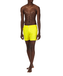 Uomo Cintura piatta Unita - Costume da bagno uomo elasticizzato corto e aderente tinta unita, Limone vista frontale indossata