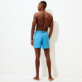 Herren Klassische dünne Stoffe Uni - Ultraleichte und verstaubare Solid Badeshorts für Herren, Star anise Rückansicht getragen