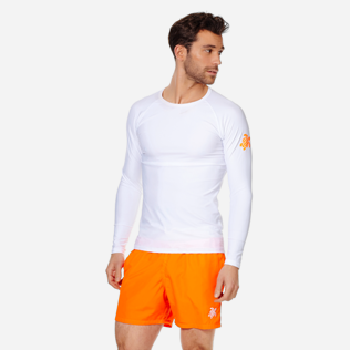 Andere Bedruckt - Unisex Rashguard T-Shirt mit elegantem Muster, Weiss frontworn Andere Bedruckt - Unisex Rashguard T-Shirt mit elegantem Muster, Weiss frontworn