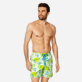 Hombre Clásico Estampado - Bañador con estampado Surfing Turtles para hombre, Aloe frontworn Hombre Clásico Estampado - Bañador con estampado Surfing Turtles para hombre, Aloe frontworn