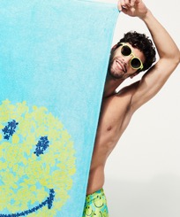 Turtles Smiley 沙滩浴巾 —— Vilebrequin x Smiley® Lazulii blue 正面穿戴视图