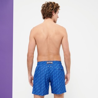 Herren Klassische dünne Stoffe Bedruckt - Ultraleichte und verstaubare Micro Ronde des Tortues Badeshorts für Herren, Sea blue Rückansicht getragen