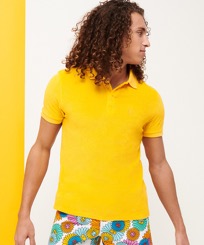Solid Polohemd aus Frottee für Herren Yellow Vorderseite getragene Ansicht