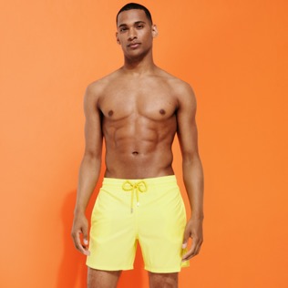男士纯色超轻便携式泳裤 Mimosa 正面穿戴视图