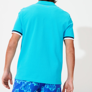 Imagen de Hombre Autros Liso - Polo en piqué de algodón de color liso para hombre, Celeste vista trasera desgastada Imagen de Hombre Autros Liso - Polo en piqué de algodón de color liso para hombre, Celeste vista trasera desgastada